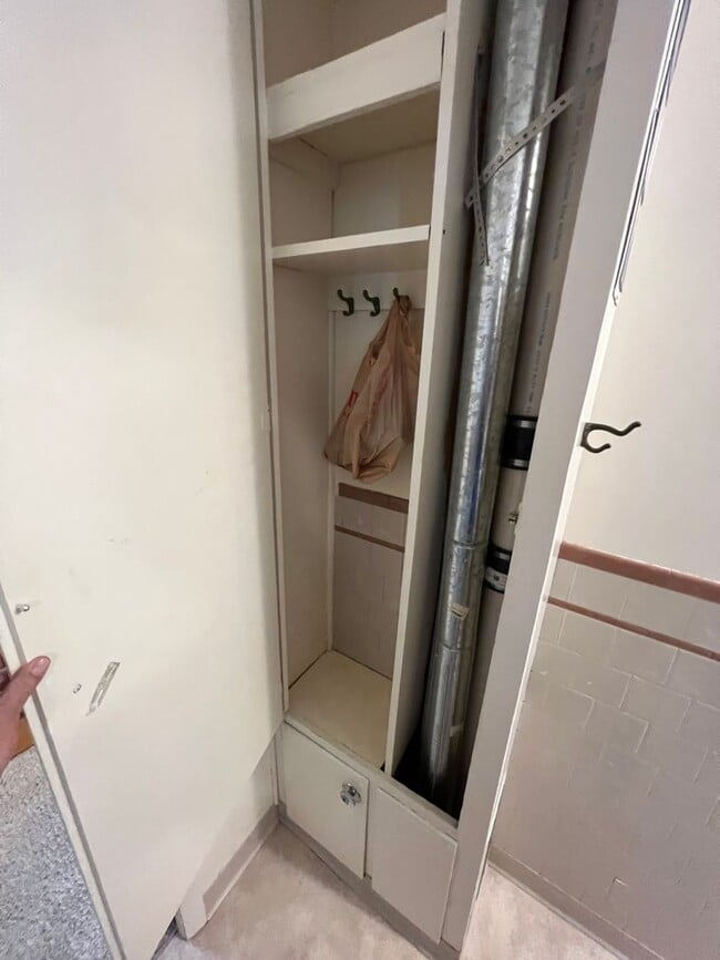 Building Photo - 429 E Pine St