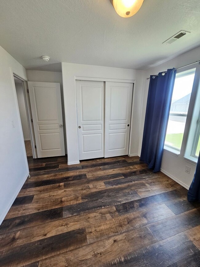 Building Photo - Three Bedroom Home