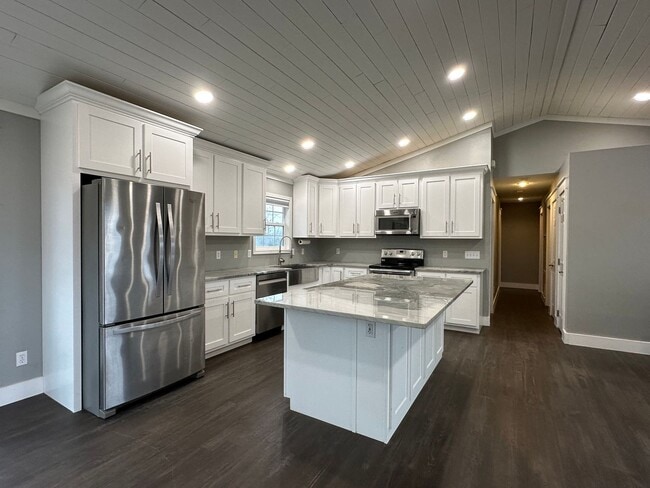 Building Photo - 4 Bedroom/3 Bathroom House in Piney Flats, TN