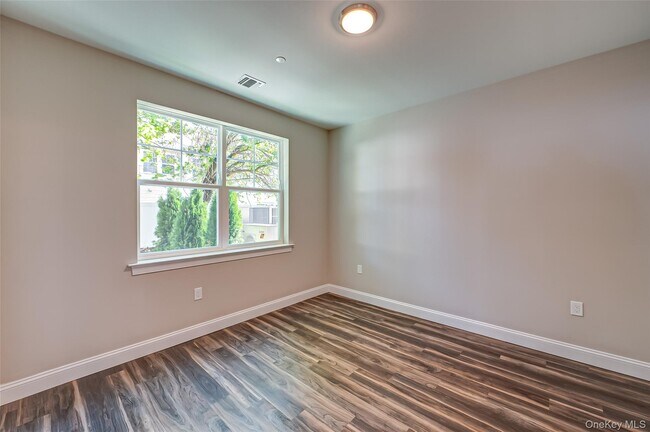 Building Photo - 1 Conklin St