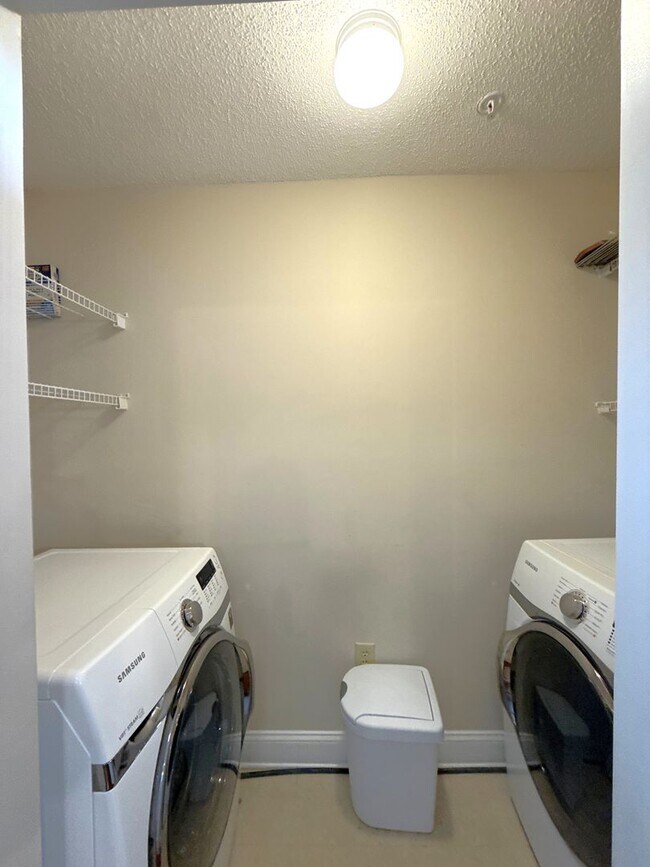 Building Photo - Fifth & Poplar - T.R. Lawing Realty Property