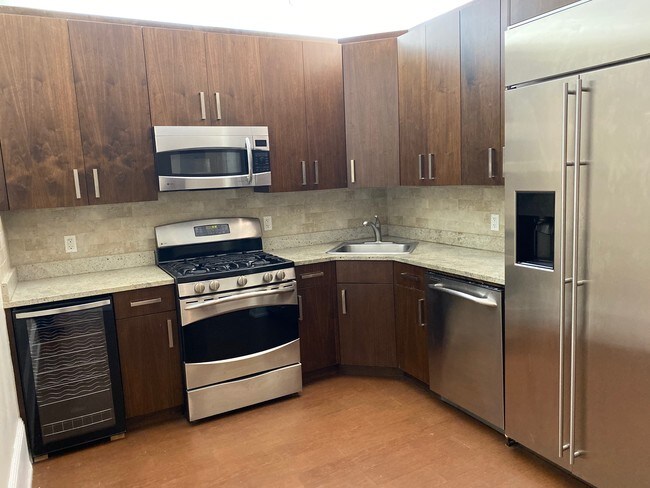 Building Photo - 169 W 76th St