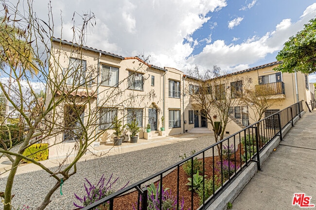 Primary Photo - 1152 S Bronson Ave