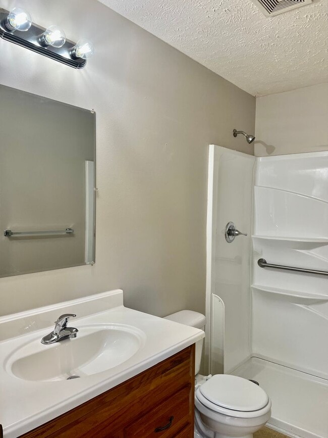 Building Photo - AVAILABLE NOW! 2 Bedroom Home on Main Street!
