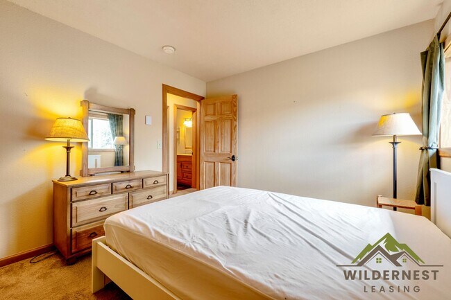 Building Photo - Furnished Pet Friendly Summer Rental