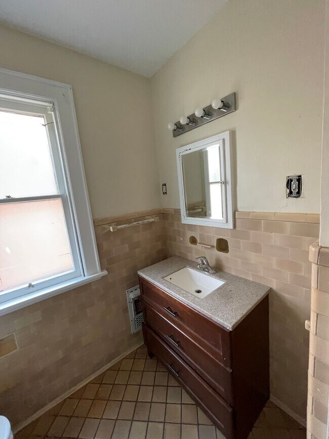 Building Photo - Large Brick 7 bedroom home.