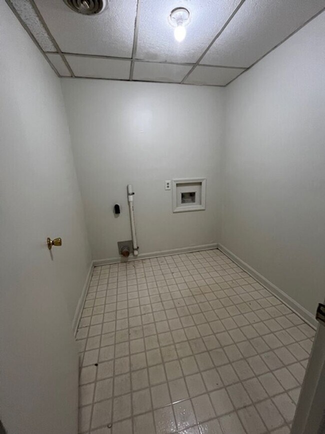 Building Photo - 4 Bedroom 2.5 Bath House with Garage and B...