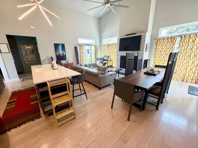 Building Photo - Contemporary 2 bedroom, 2.5 bath home in the heart of Route 66.