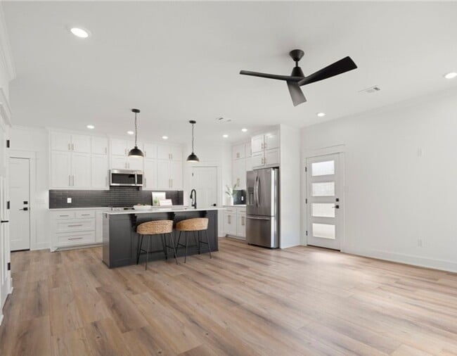 Building Photo - Lovely Modern Home-Three Bed/Three Bath/Up...