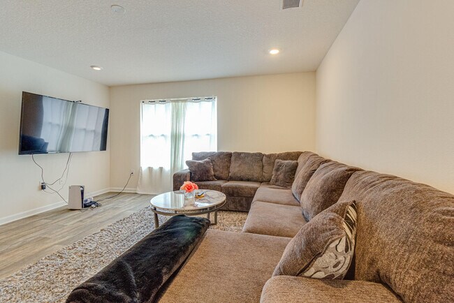 Building Photo - 1034 Limpkin St