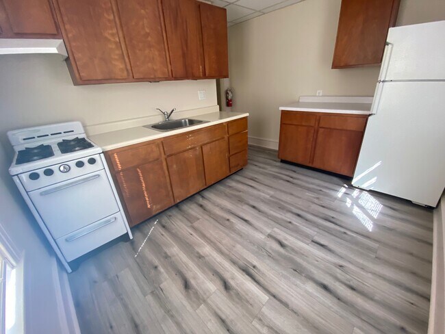 Building Photo - 443 Landing St