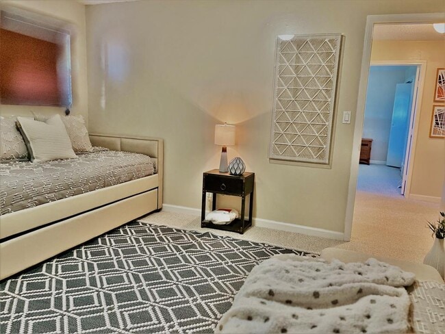 Building Photo - 602 N Shore Dr E