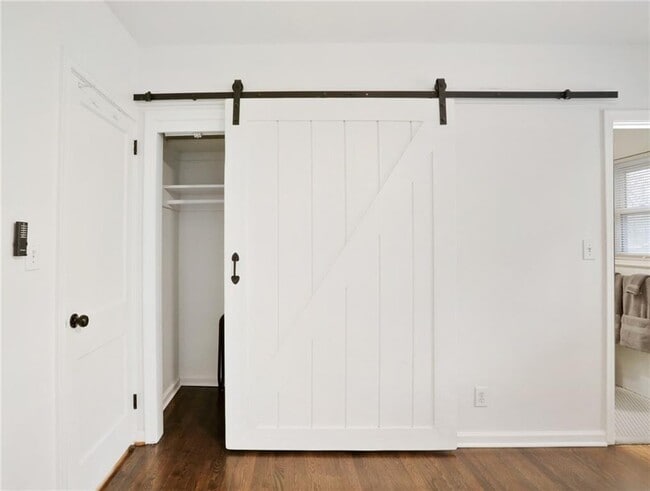 Building Photo - 961 E Rock Springs Rd NE