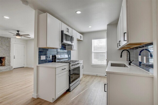 Building Photo - 1402 Valleyridge Cir