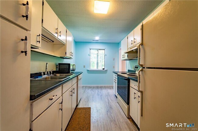 Building Photo - 140 Woodvale Dr