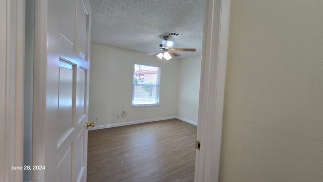 Building Photo - Stunning 3bed/2bath home nestled in a grea...