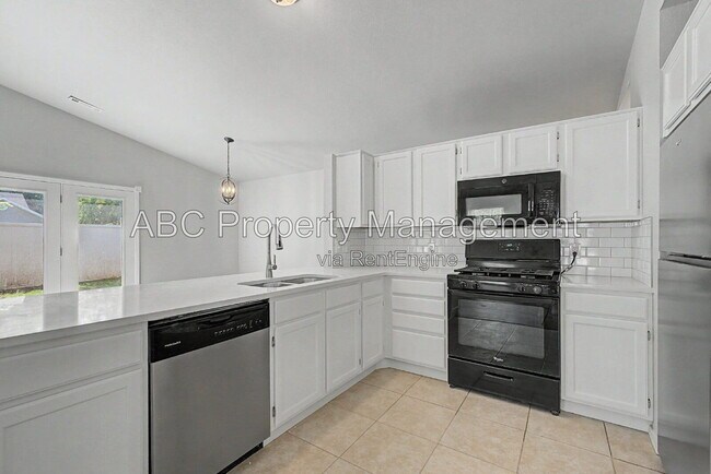 Building Photo - 3345 W Essex Dr