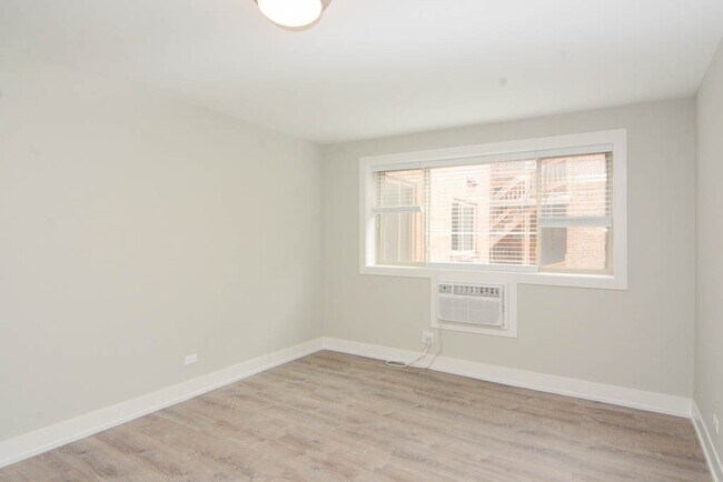 Building Photo - 447 W Surf St