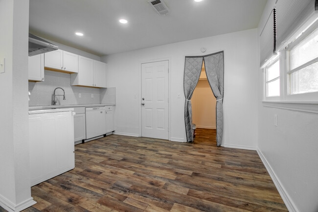 Building Photo - 1613 Nix St