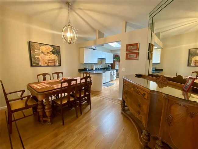 Building Photo - 9 Shadow Brook Ln