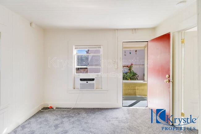 Building Photo - 547 Porter St