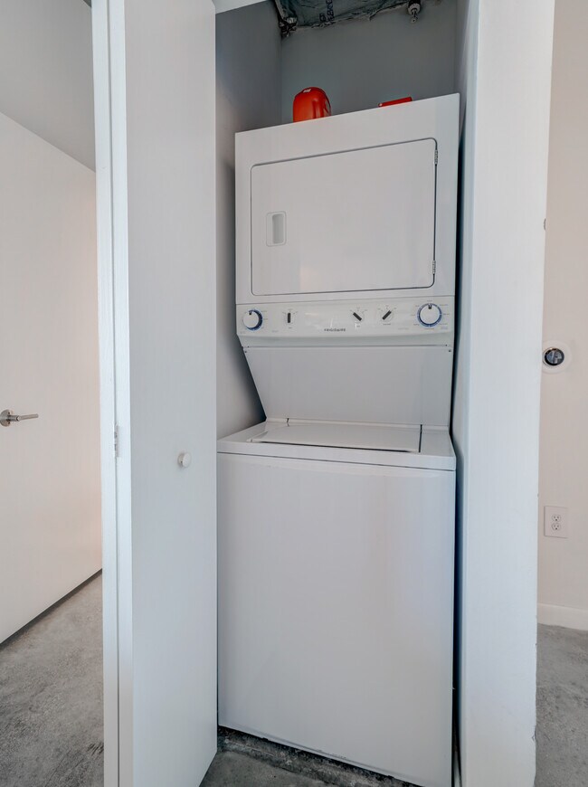 Building Photo - 10 SW South River Dr