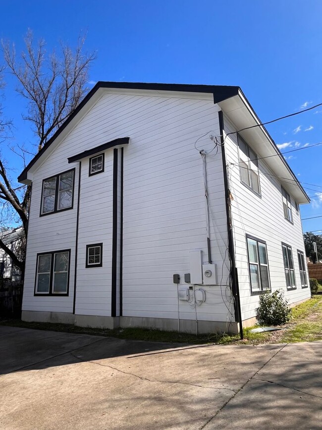 Building Photo - Huge 6 Bedroom/3 Bath House in North Campus