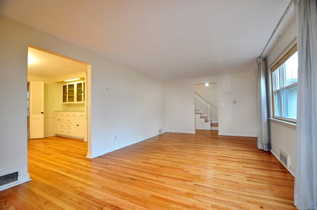 Building Photo - 19 Seneca Rd