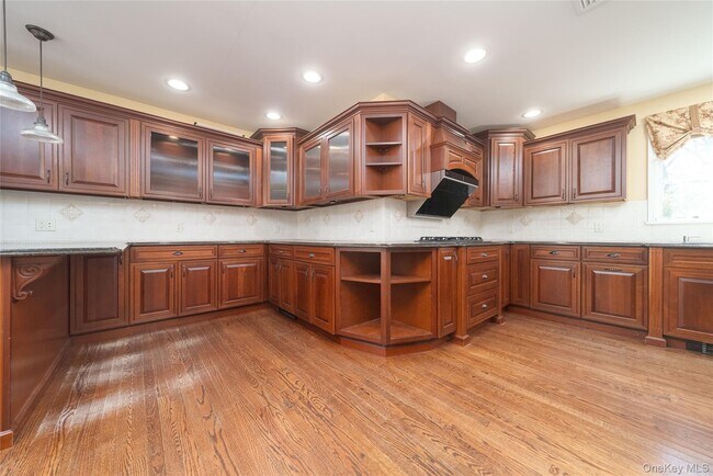 Building Photo - 143 Round Hill Rd