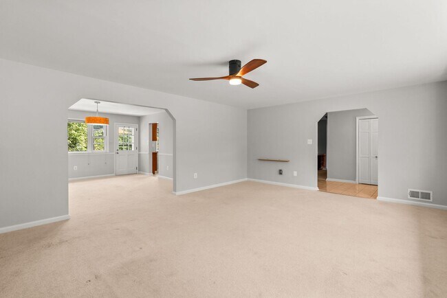 Building Photo - 5 Bed 3 Bath - Chevy Chase Rambler - Move IN Ready
