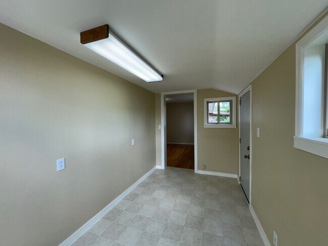 Building Photo - Charming rambler 2 bed 1 bath and office s...