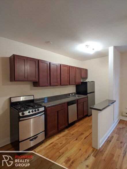 Building Photo - 813 W Cornelia Ave