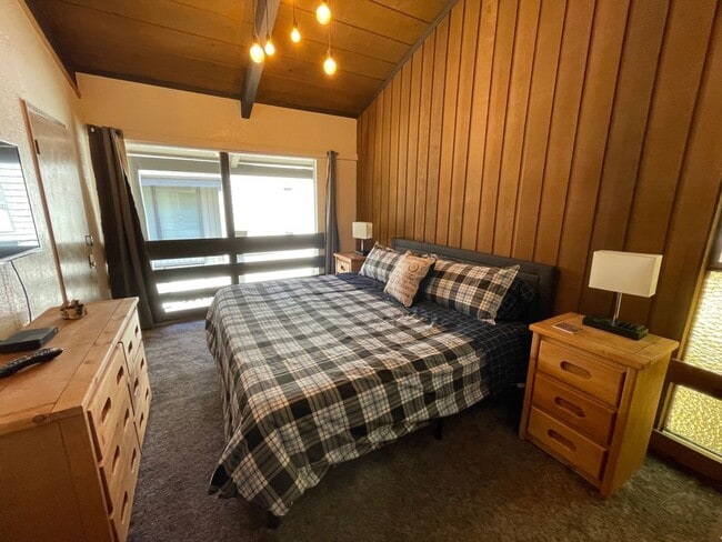 Building Photo - Seasonal Rental (May-July): Fully Furnished 2 Bedroom Condo with Loft and 2 Bathrooms
