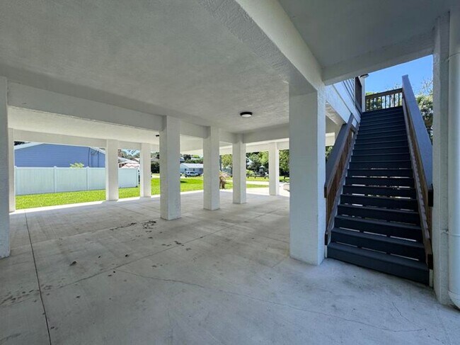 Building Photo - 4 Bedroom in Tomoka View