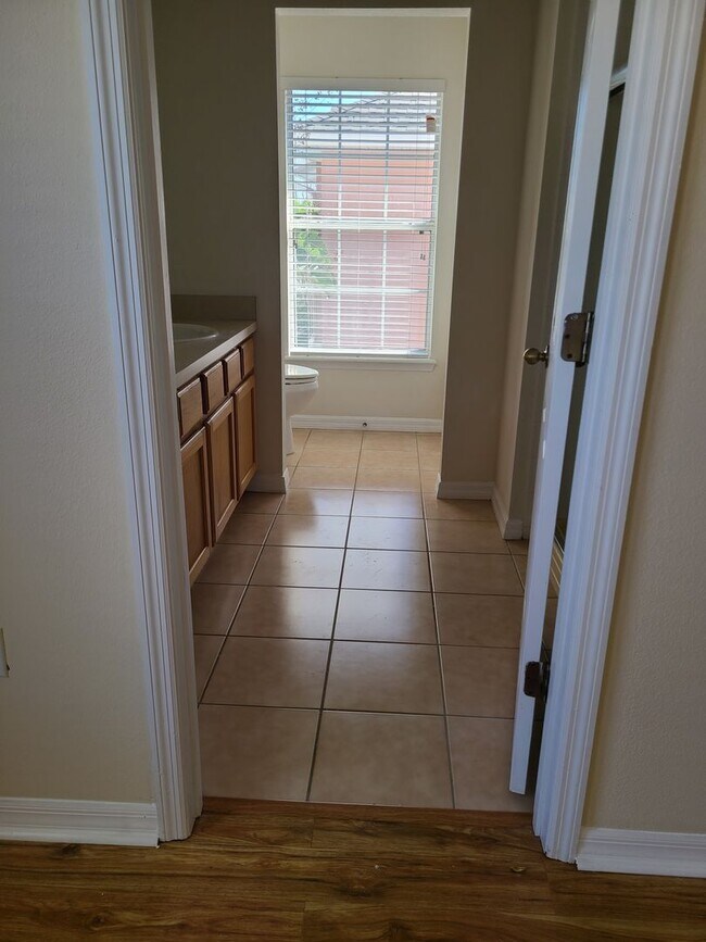 Building Photo - Spacious 3br 2.5ba Townhome in North Saint Petersburg