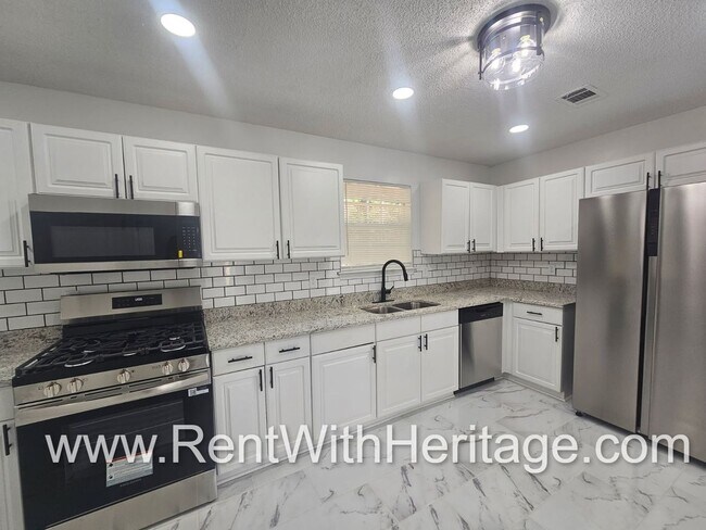 Building Photo - Gorgeous 3bd/ 2.5 bath Home in Popular Nat...