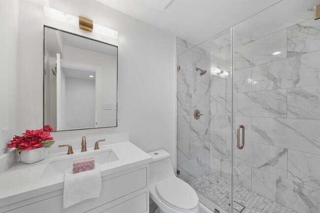 Building Photo - 819 Silvergate Dr