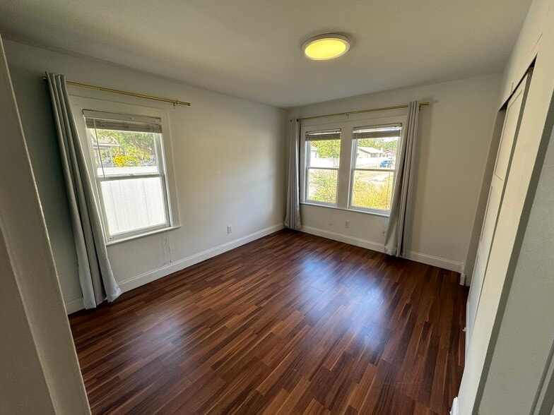 Building Photo - 212 W North Bay St