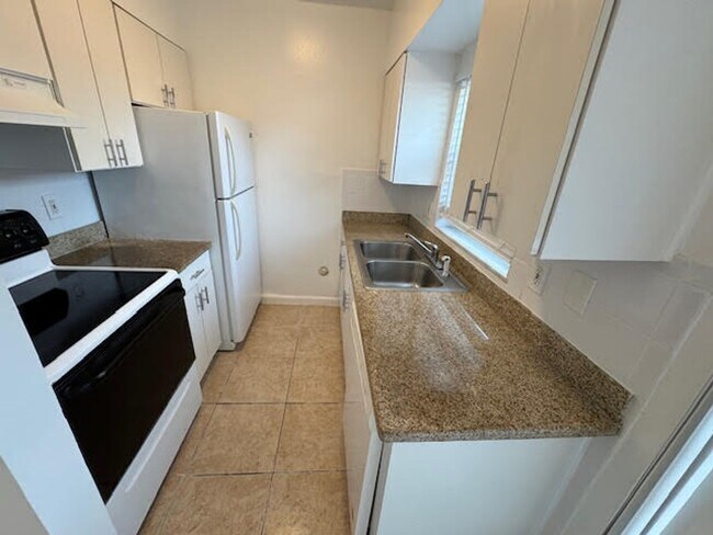Building Photo - 100 SW 10th St Ft. Lauderdale, FL 33315