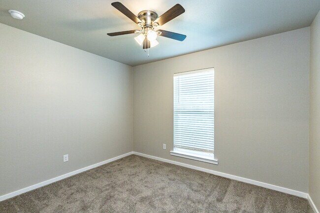 Building Photo - Luxurious Cottage Home Located In Bell Farms!