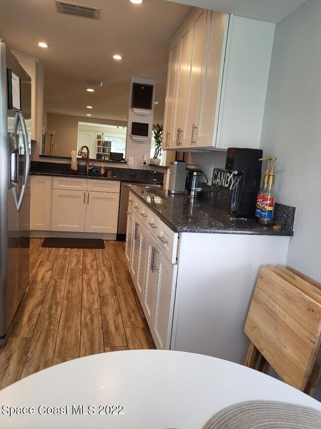 Building Photo - 335 Paradise Blvd