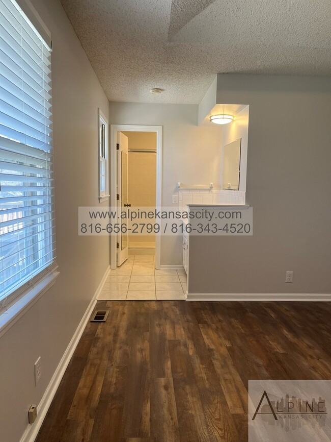 Building Photo - Spacious Parkville Ranch
