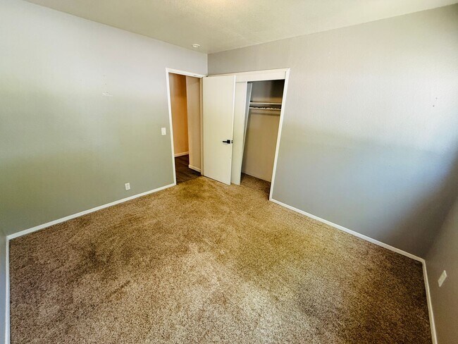 Building Photo - Pet Friendly 4 bed 2 bath house for rent at 1222. Jobs Peak