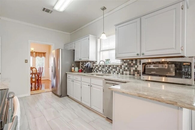 Building Photo - Spacious Home in the Heart of Lewisville – Prime Location Near Parks, Shopping & Dining!
