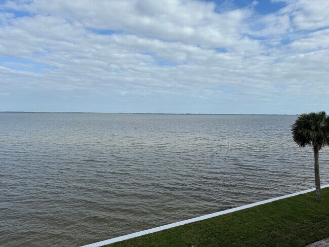 Building Photo - Directly on the River, what a view!!