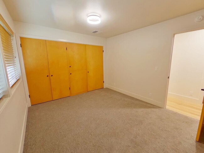 Building Photo - 3240 S Louis Ln