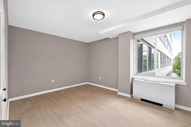 Building Photo - 922 24th St NW