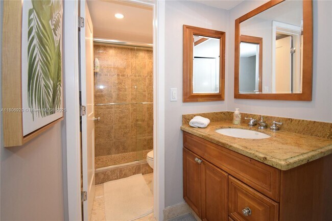 Building Photo - 1069 Hillsboro Mile