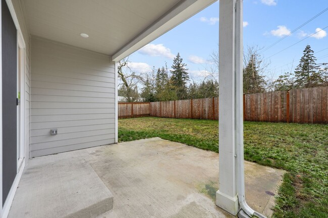 Building Photo - MOVE IN READY! 3 bed 2 bath Heat pump with...