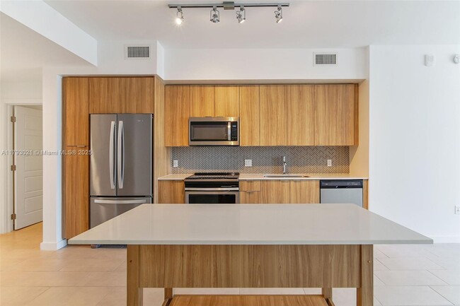 Building Photo - 2150 N Bayshore Dr